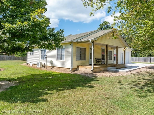 view of front facade featuring a porch and a front yard