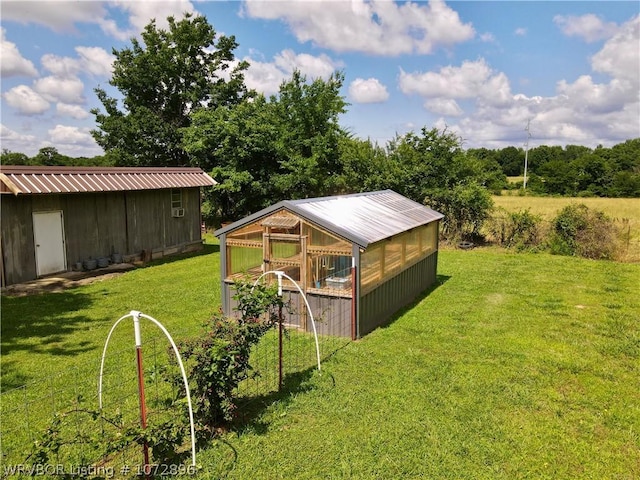 view of yard featuring an outbuilding