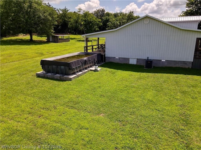 view of yard with an outbuilding