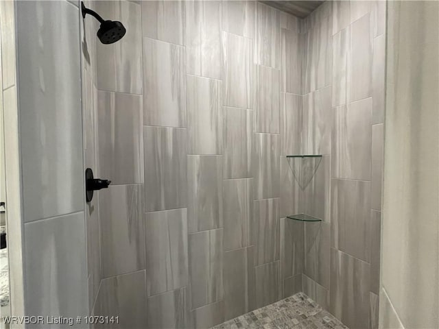 bathroom featuring a tile shower