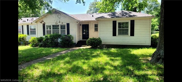 view of front of house featuring a front yard