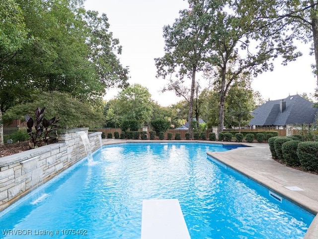 view of pool with pool water feature