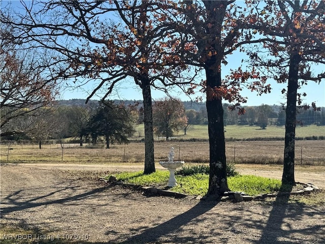 view of yard featuring a rural view