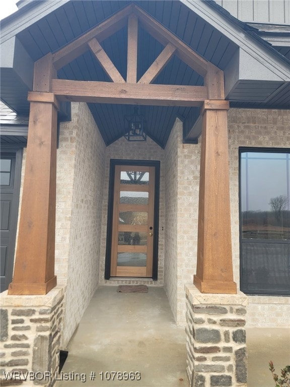 property entrance featuring a porch