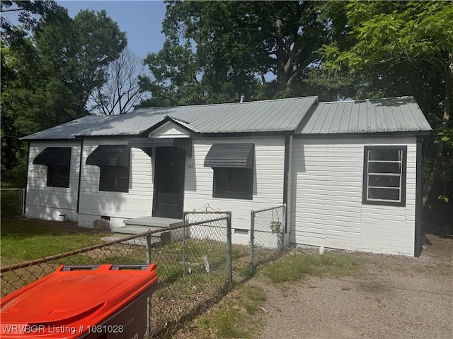 1025 Henry St, Alma, AR 72921 - view of front facade featuring fence, metal roof, and crawl space