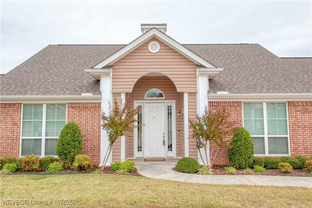 view of front of house featuring a front lawn