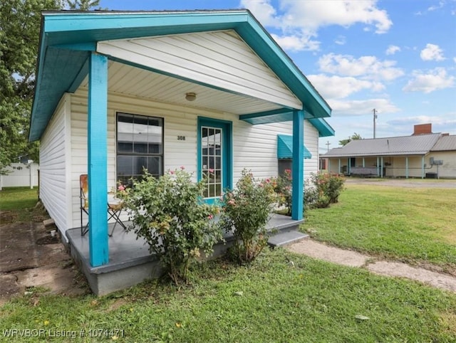 view of front of home featuring a front yard and covered porch