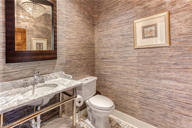 4001 Spring Mountain Rd, Fort Smith, AR 72916 - bathroom featuring toilet and sink