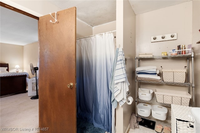 bathroom featuring a shower with shower curtain