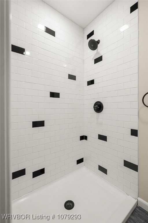 bathroom featuring tiled shower