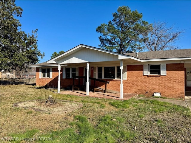 view of front of house featuring a front lawn