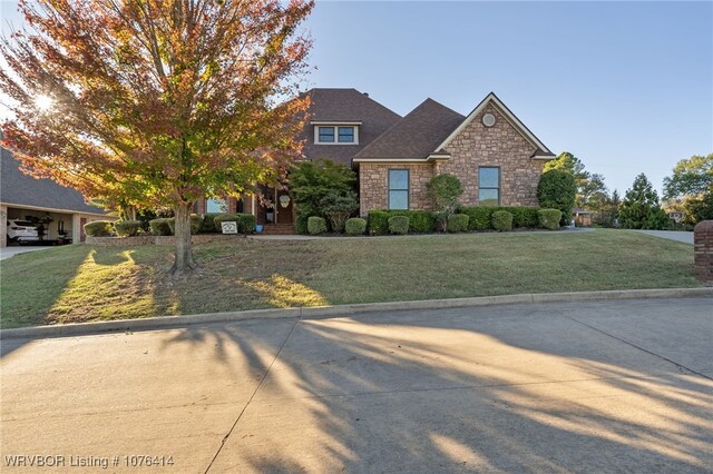 view of front of home featuring a front yard