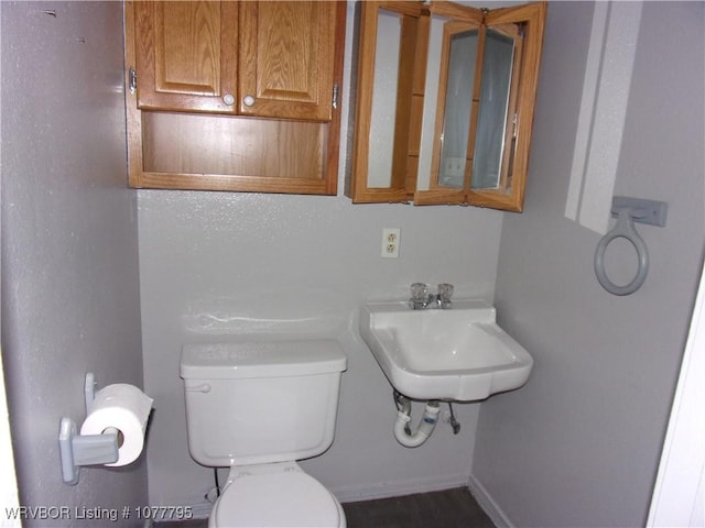 bathroom featuring toilet and sink