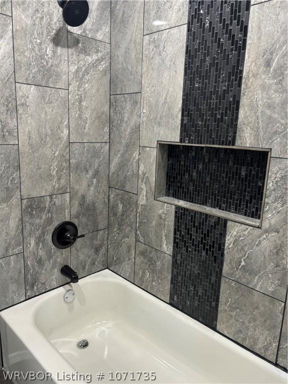 bathroom with tiled shower / bath