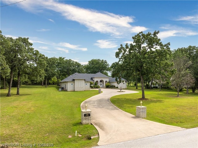 view of front facade featuring a front lawn