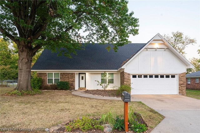 view of front facade featuring a garage and a front yard