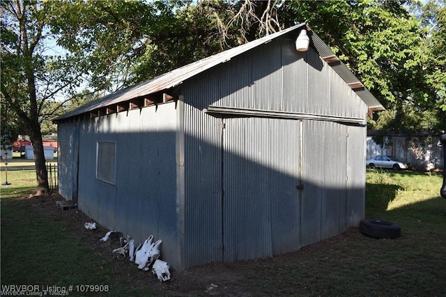 view of outdoor structure featuring an outbuilding