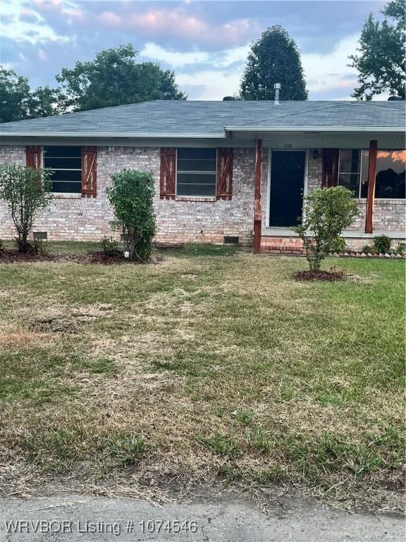 view of front facade featuring a front yard and a porch