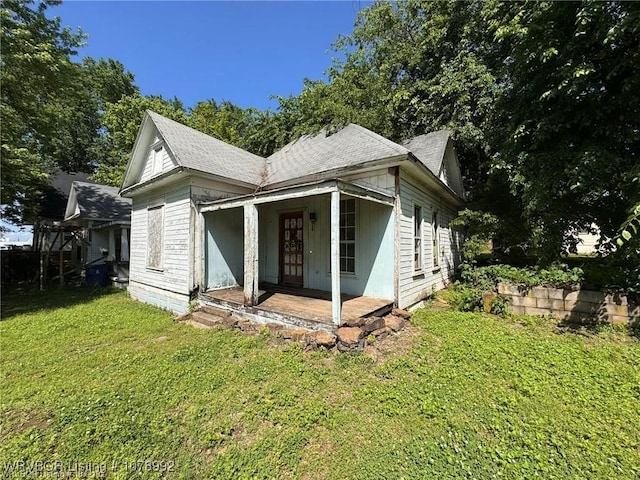 view of front of house featuring a front lawn