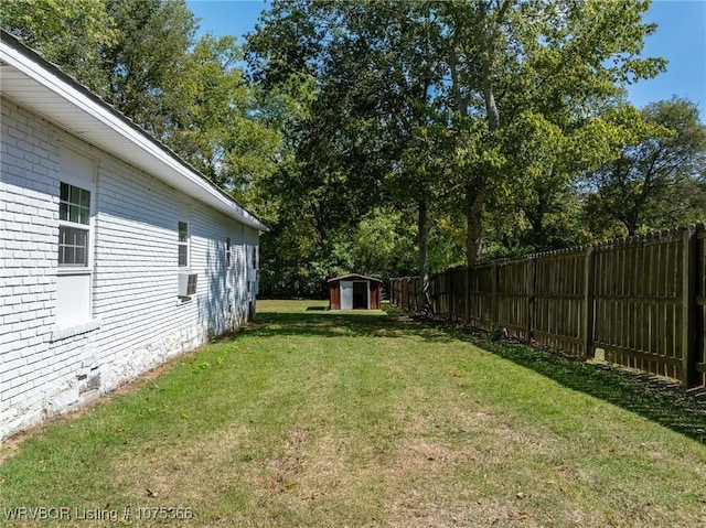 view of yard featuring a shed