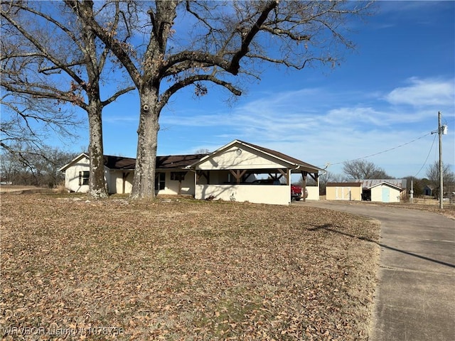 single story home with a carport