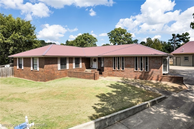 single story home with a front lawn