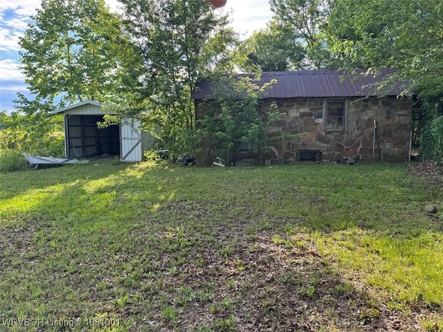 464085 E 1020th Rd, Sallisaw, OK 74955 - view of grassy yard featuring a pole building and an outdoor structure