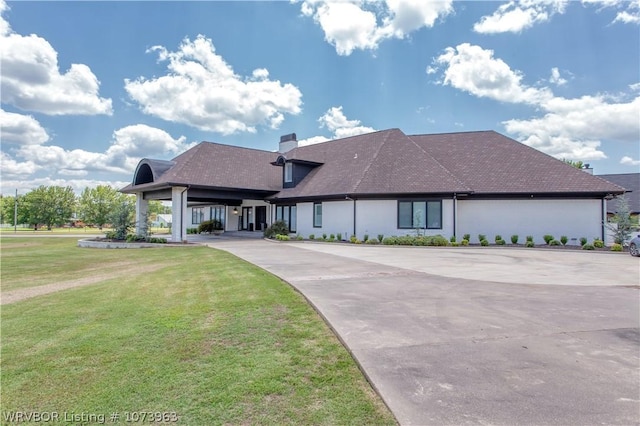 view of front of property with a front yard