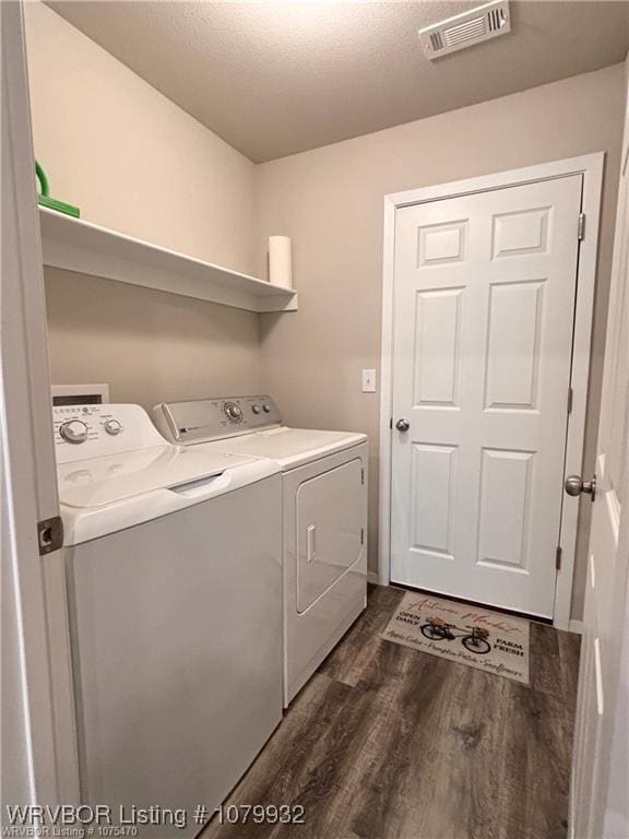 washroom featuring a textured ceiling, dark wood-style floors, laundry area, independent washer and dryer, and visible vents