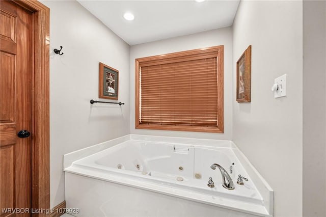 full bath featuring a whirlpool tub and recessed lighting