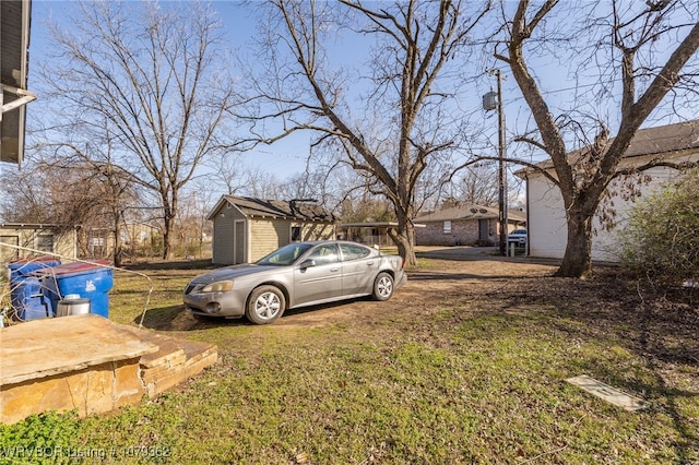 view of yard featuring an outdoor structure