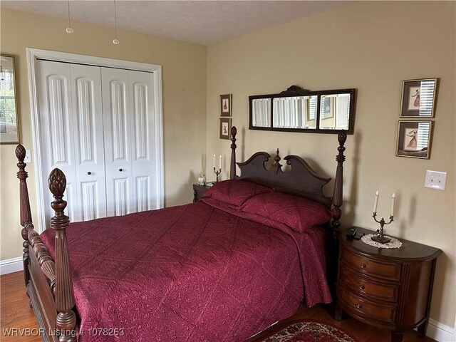 21 Bermuda Ct, Mountain Home, AR 72653 - bedroom with wood finished floors, a closet, and baseboards