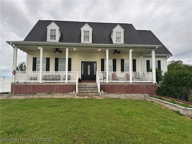 21 Bermuda Ct, Mountain Home, AR 72653 - cape cod house with covered porch, a ceiling fan, and a front lawn