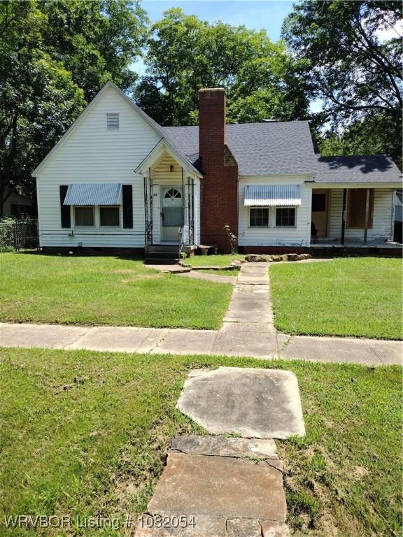 122 N Logan St, Charleston, AR 72933 - bungalow-style home featuring a chimney and a front lawn