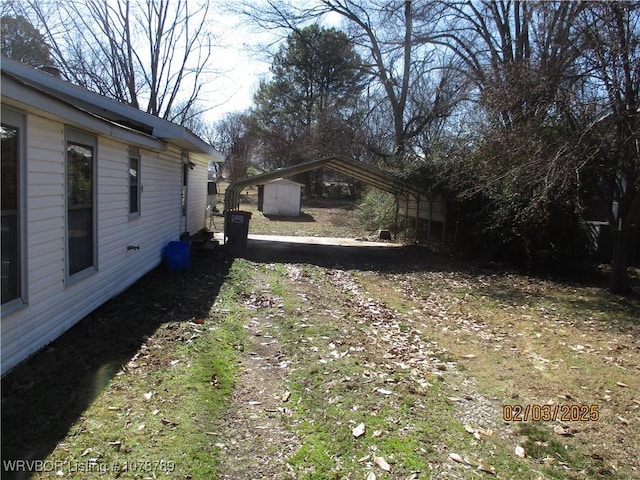 view of yard with a storage unit