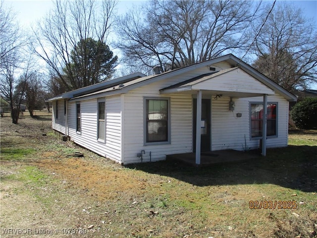 view of front of home with a front yard