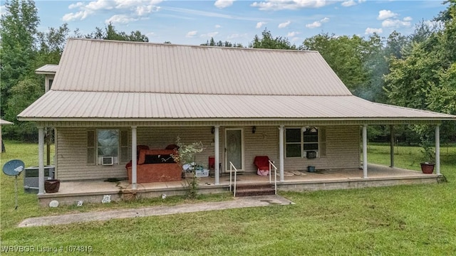 farmhouse inspired home featuring central AC unit and a front lawn