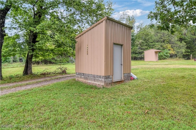 view of outdoor structure with a yard