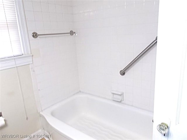 619 N 40th St, Fort Smith, AR 72903 - full bath with shower / bathtub combination