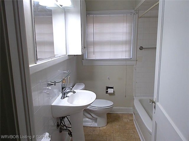 619 N 40th St, Fort Smith, AR 72903 - full bathroom featuring toilet and baseboards