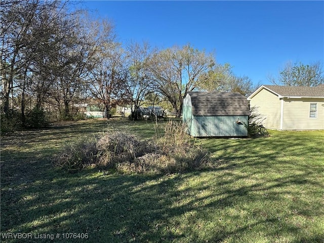 view of yard with a shed