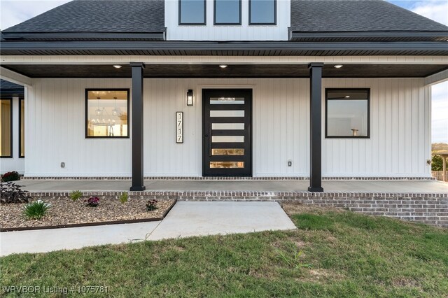 property entrance featuring a porch