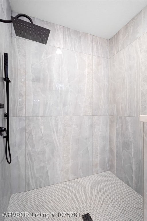 bathroom featuring a tile shower