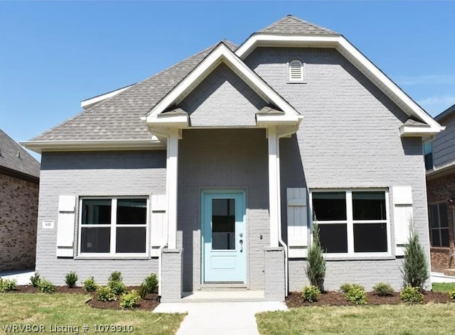 view of front of property featuring a front lawn