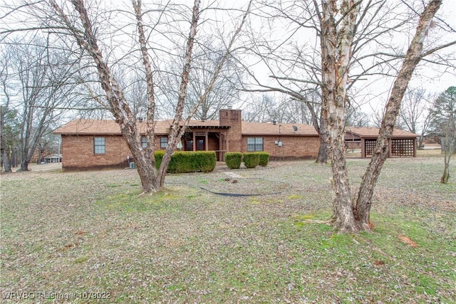 view of front of home featuring a front lawn