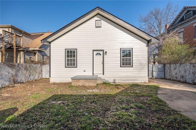 view of front of property featuring fence