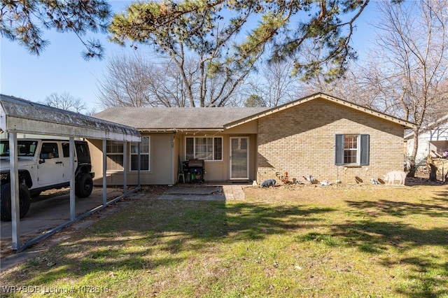 back of house featuring a lawn