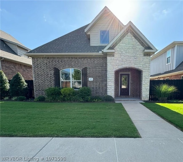 view of front facade featuring a front yard