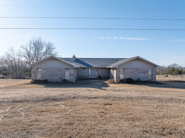 view of front of house with a front lawn