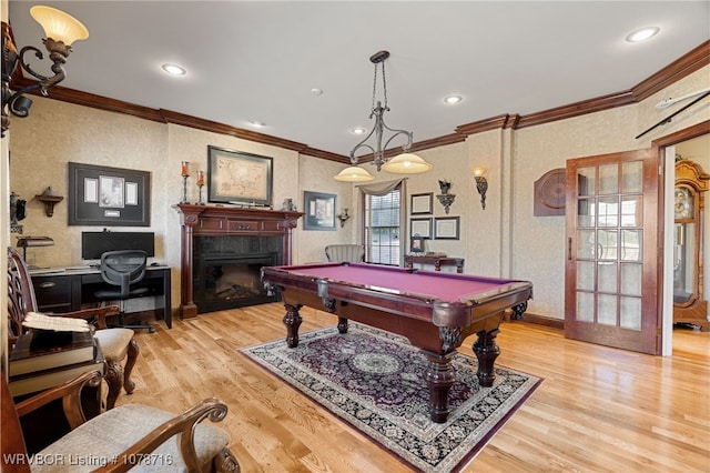 playroom with crown molding, pool table, and light hardwood / wood-style floors